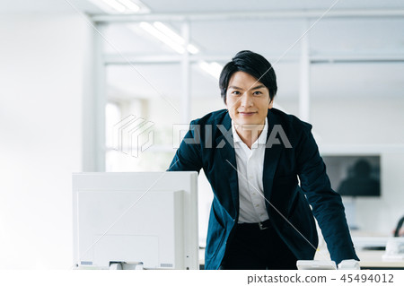 商人在辦公室裡 商人在辦公室裡 45494012