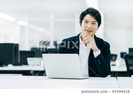 Businessman in the office 45494016