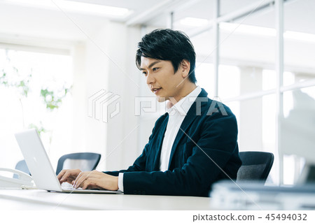 Businessman in the office 45494032