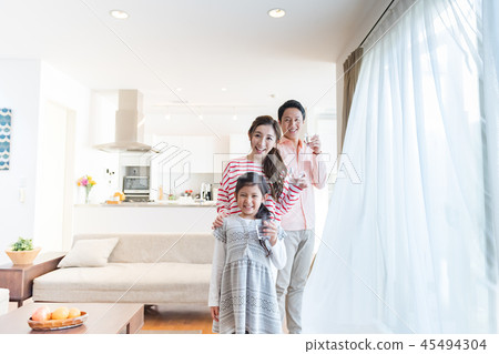 家庭,父母和孩子,微笑,孩子,客廳,水分 家庭,父母和孩子,微笑,孩子,客廳,水分 45494304
