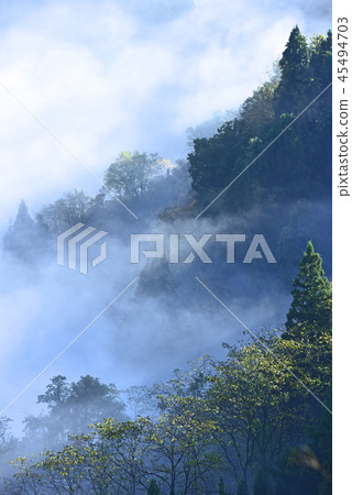 雲彩海和霧和村莊 45494703