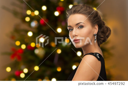 beautiful woman with diamond jewelry on christmas 45497292