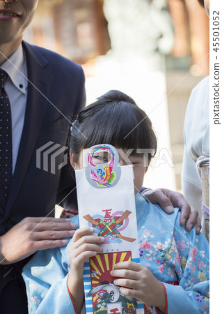 七十三張圖像一個孩子從千歲的擁有中偷看 45501052