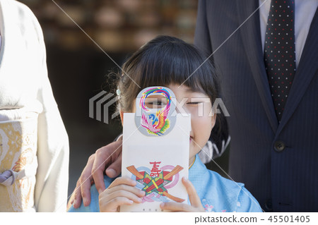 七十三張圖像一個孩子從千歲的擁有中偷看 45501405