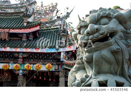 寺廟門口的石獅子 寺廟門口的石獅子 45503546