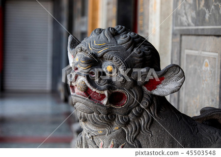 寺廟裡的石獅子 寺廟裡的石獅子 45503548