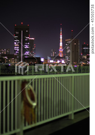 東京鐵塔在前面模糊中脫穎而出 東京鐵塔在前面模糊中脫穎而出 45503738