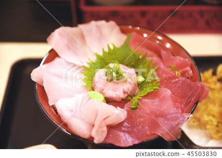 Tuna covered rice bowl 45503830