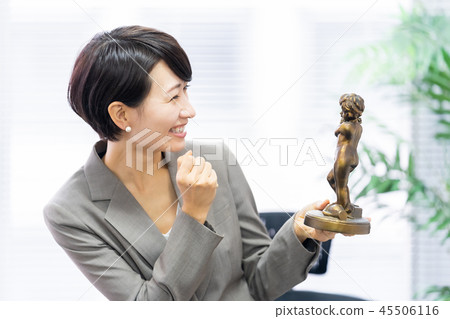 女性僱員小雕象和辦公室工作者講話與兒童的雕象 女性僱員小雕象和辦公室工作者講話與兒童的雕象 45506116