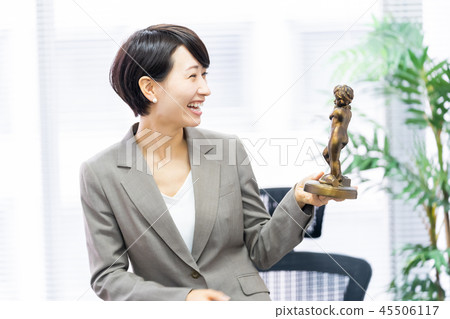 女性僱員小雕象和辦公室工作者講話與兒童的雕象 女性僱員小雕象和辦公室工作者講話與兒童的雕象 45506117