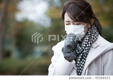 Japanese woman with a cold feeling mask winter cold Japanese woman with a cold feeling mask winter cold 45508321