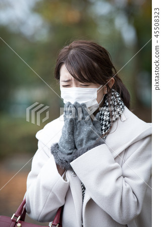 Japanese woman with a cold feeling mask winter cold Japanese woman with a cold feeling mask winter cold 45508323