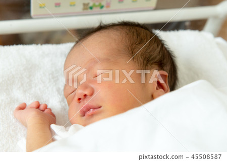 Born newborn 45508587