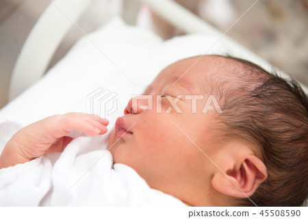Born newborn 45508590