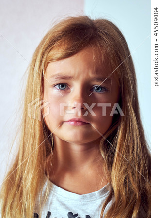 Little girl portrait 45509084