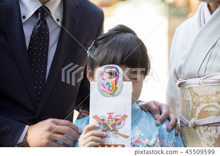 七十三張圖像一個孩子從千歲的擁有中偷看 45509599