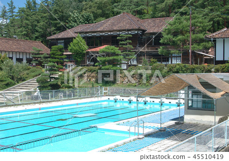 [Closed school] The schoolyard and school building of the former Fukiya Elementary School and a pool filled with water during the summer vacation, Takahashi City, Okayama Prefecture 45510419