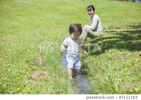 Parent and child playing in the water 45512163