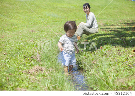 Parent and child playing in the water Parent and child playing in the water 45512164