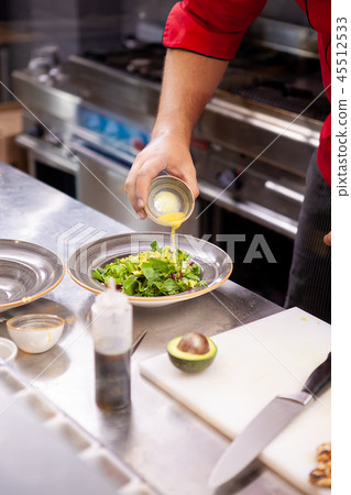 Chef seasoning delicious salade 45512533