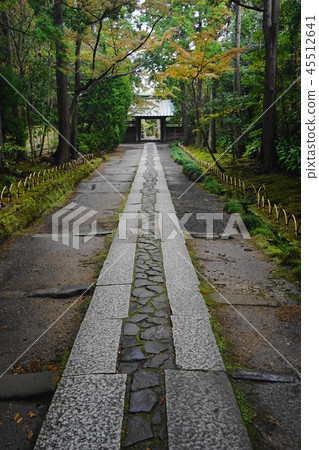 November Kamakura 623 Shoufuku-ji, paving stone path and outside gate November Kamakura 623 Shoufuku-ji, paving stone path and outside gate 45512641