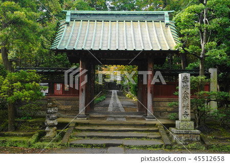 November Kamakura 606 Shoufuku-ji, outer gate 45512658