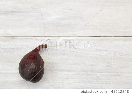 Fresh fig on white wooden 45512848