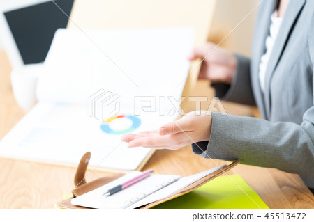 解釋材料的女性僱員匿名的手企業圖像女性公司僱員 45513472