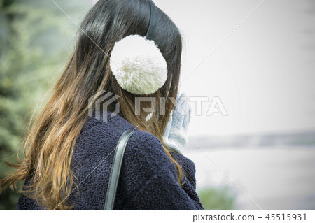 冬天的衣服的婦女 冬天的衣服的婦女 45515931