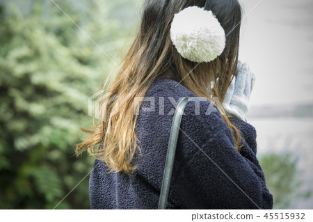 Women in winter clothes Women in winter clothes 45515932