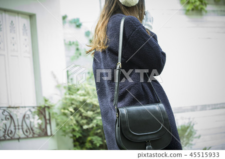 冬天的衣服的婦女 冬天的衣服的婦女 45515933