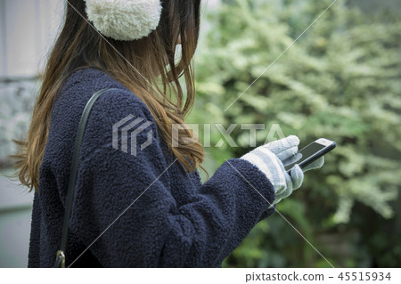 冬天的衣服的婦女 45515934