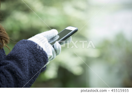 冬天的衣服的婦女 冬天的衣服的婦女 45515935