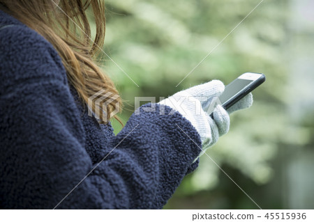 冬天的衣服的婦女 冬天的衣服的婦女 45515936