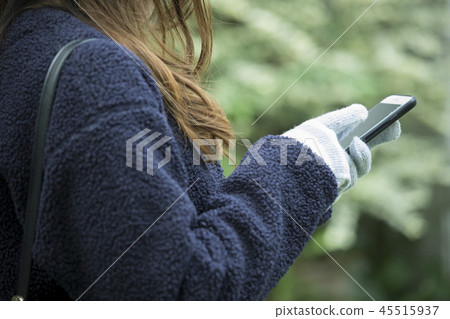 冬天的衣服的婦女 冬天的衣服的婦女 45515937