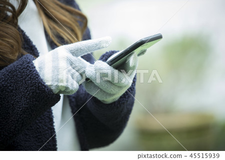 冬天的衣服的婦女 冬天的衣服的婦女 45515939