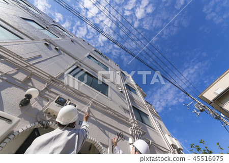 Businessman in helmet meeting low angle Businessman in helmet meeting low angle 45516975
