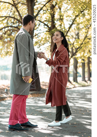 Relaxed young people looking at each other 45520025