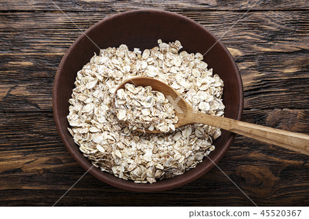 raw oatmeal in a plate 45520367