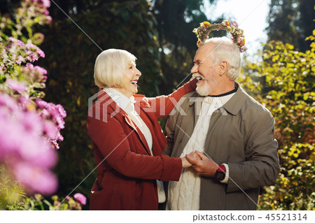 Happy aged people enjoying their time together 45521314
