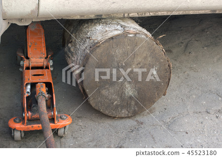 hydraulic floor Jack and dry log holds car hydraulic floor Jack and dry log holds car 45523180