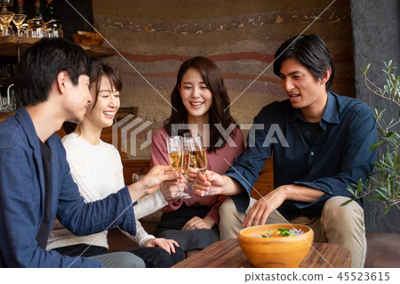 派對敬酒青年形象 45523615