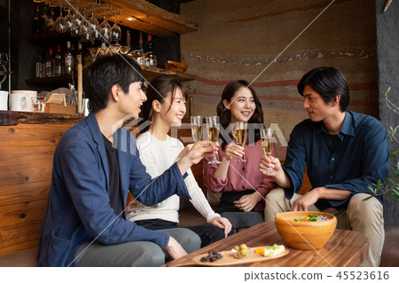 派對敬酒青年形象 45523616
