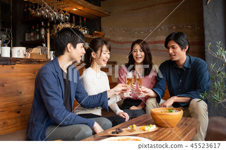 派對敬酒青年形象 45523617