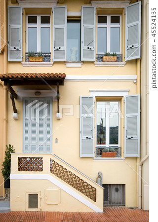 House Features House Features 45524135