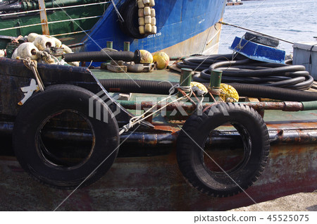 Rusted ship and mooring rope Rusted ship and mooring rope 45525075