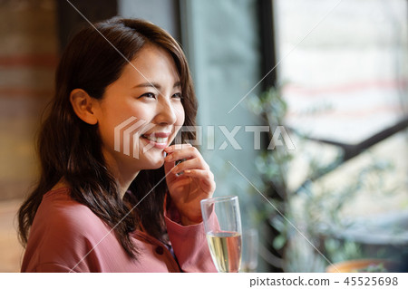 咖啡館香檳女性畫像圖象 45525698