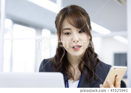 商務女性智能手機 商務女性智能手機 45525941