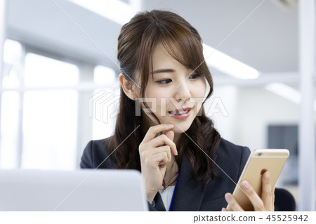 商務女性智能手機 商務女性智能手機 45525942
