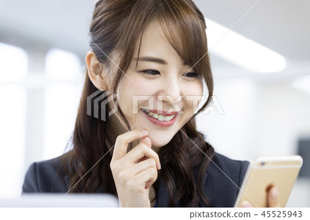 商務女性智能手機 商務女性智能手機 45525943